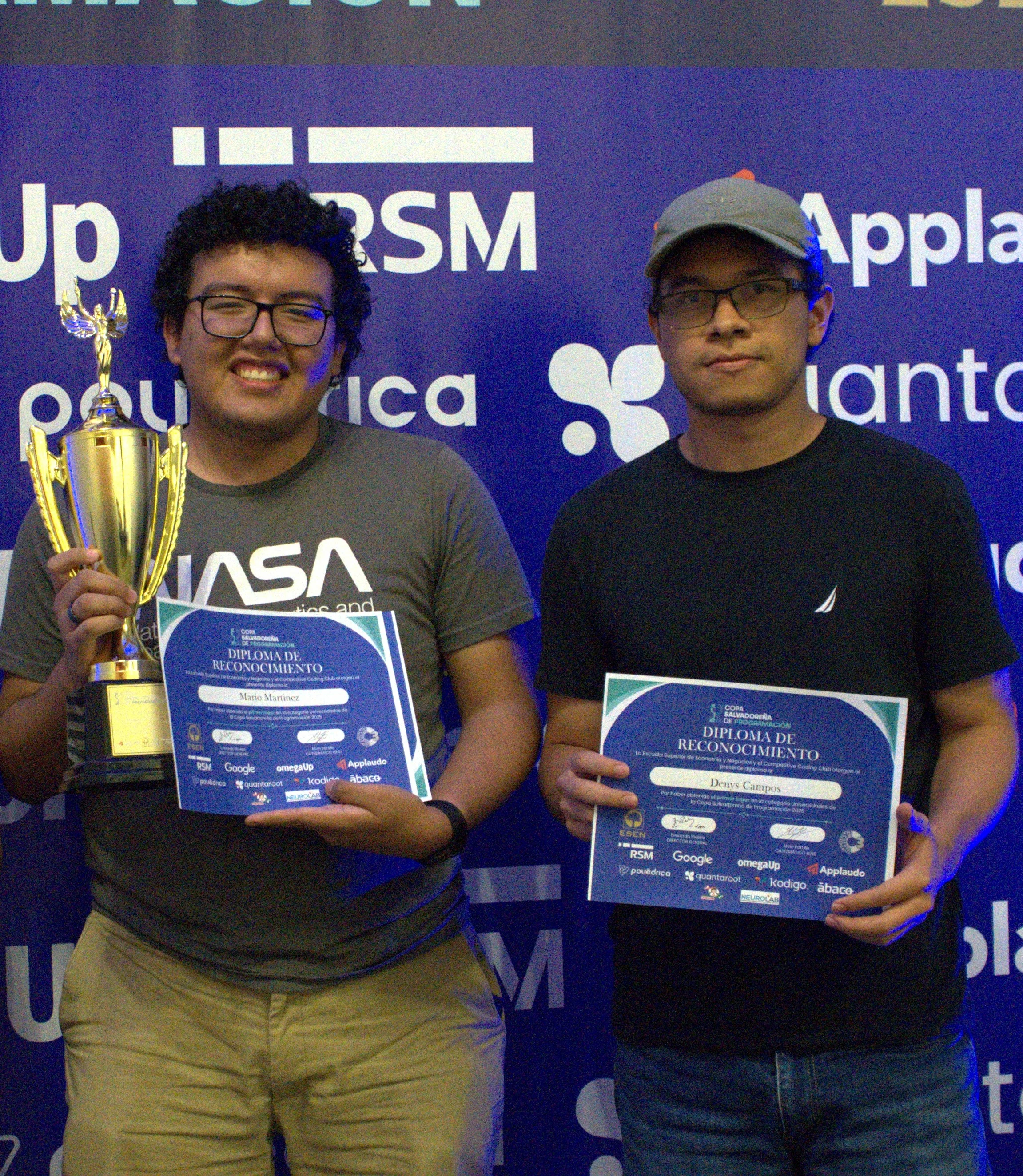 Estudiante participante durante una actividad de programación competitiva